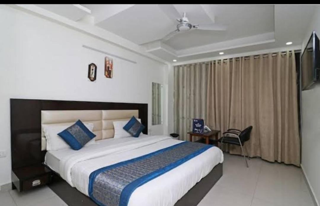 OYO 11633 Hotel Sweet Palace New Delhi Buitenkant foto