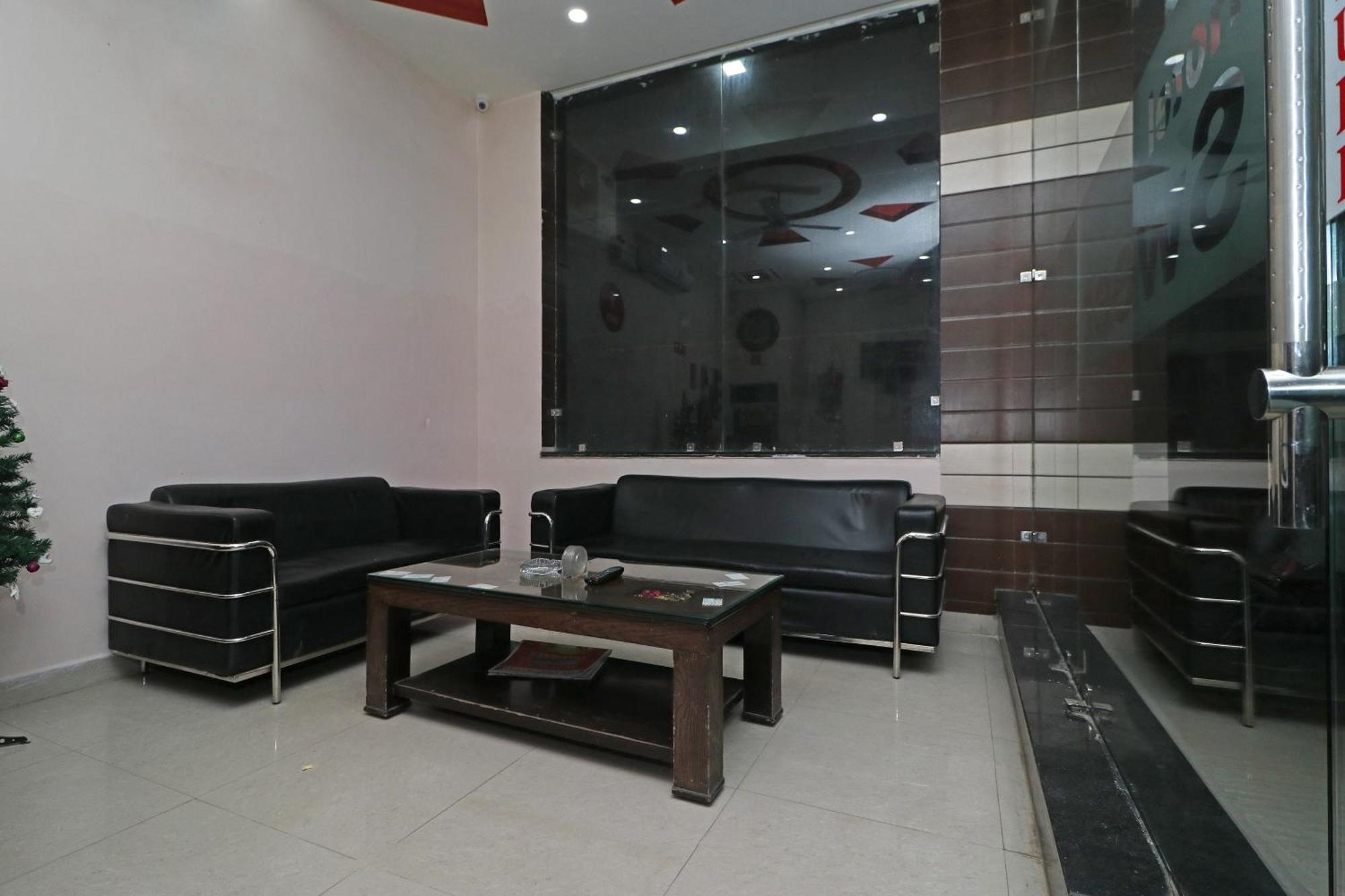 OYO 11633 Hotel Sweet Palace New Delhi Buitenkant foto